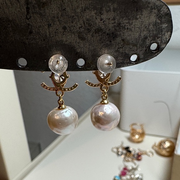 Elegant Gold and Pearl Drop Earrings - Picture 2 of 2